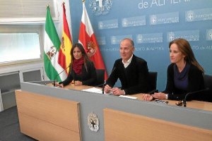 Los socialistas Inés Plaza, Joaquín Jiménez y Déborah Serón en rueda de prensa.tyle>.apqj{
