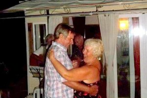 Los prior en una fotografía durante un baile antes de la demolición de su vivienda.tyle>.a