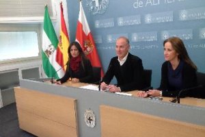 Joaquín Jiménez, portavoz del grupo municipal socialista, entre dos compañeras de grupo.ty