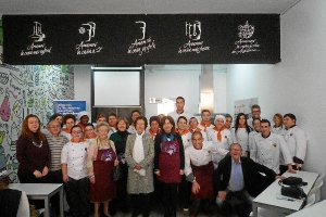 Foto de familia de los organizadores y las ganadoras, con alumnos del Almeraya.tyle>.apqj{
