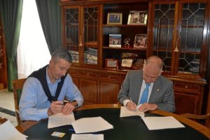 El presidente de la Diputación firma el contrato de la ETAP de Tahal.tyle>.apqj{position:a