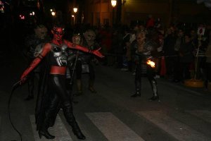 Espectáculo que cerraba el desfile y ha sido criticado.e;clip:r