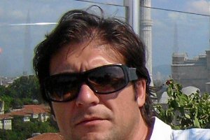 El autor trabaja en una antología sobre su poesía. e;clip:rect(