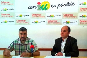 Los concjeales de IU de Roquetas Ricardo Fern´nadez y Juan Pablo Yakubiuk.tyle>.apqj{posit
