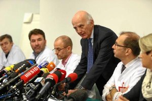 El equipo médico que atiene al piloto alemán en rueda de prensa.tyle>.apqj{position:absolu
