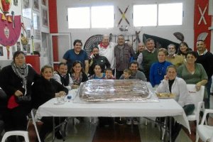 En esta foto aparecen solo parte de los peñistas ya que iban rotando por la sede.tyle>.apq