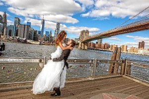 Carmen y Rubén, junto al puente de Brooklyn y con Manhattan al fondo. tyle>.apqj{position: