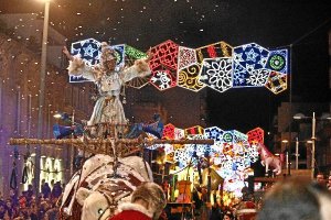 Una cabalgata con gran colorido recorrió las calles céntricas de la capitaltyle>.apqj{posi