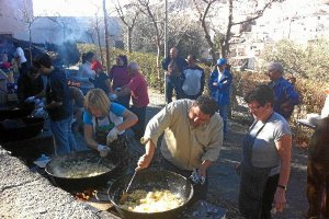 Los vecinos participan en la elaboración de toda la comida.e;cl