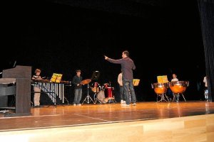 Una de las clases de música que se imparten en la escuela municipal.tyle>.apqj{position:ab