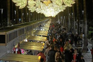 Animación en las calles por las compras navideñase;clip:rect(46