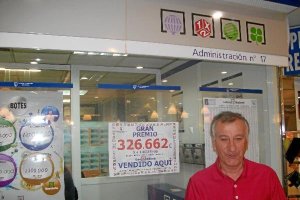 Mateo Vicente es el lotero que repartió la suerte a los almerienses agraciadostyle>.apqj{p