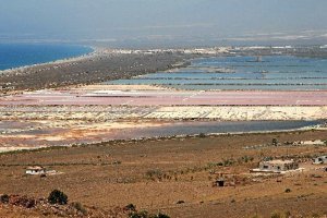 Vista panorámica de las salinas de Cabo de Gata, con los estanques bien diferenciados para el proces