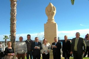 Alcalde, directivos de la asociación y ediles, ante el monumento al donante.tyle>.apqj{pos