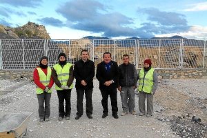 Autoridades junto a los trabajadores durante la visita a las obras.tyle>.apqj{position:abs