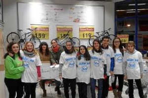 Voluntarios en la recogida de alimentosx,auto,a