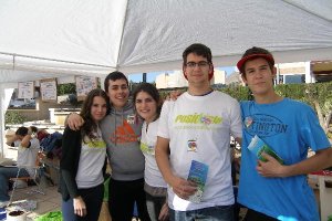 Jóvenes voluntarios en un mercadillo solidario.
