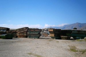 Vertedero improvisado Los contenedores se encuentran apilados y en hilera para disimular la basura.<