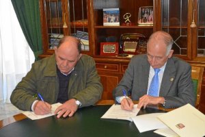 Alcalde y presidente de la Diputación durante la firma del convenio.
