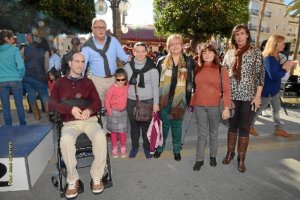 Alcalde y ediles con particpantes en la acción solidaria.