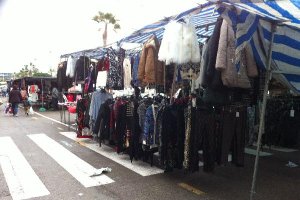 Mercadillo semanal en la Avenida Unión Europea.