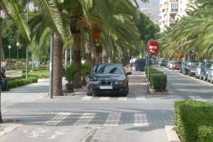 Un vehículo ocupa el carril bici de la Vía Parque en la capital.