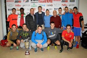Los chicos de El Que Sea posan felices con la copa de ganador.