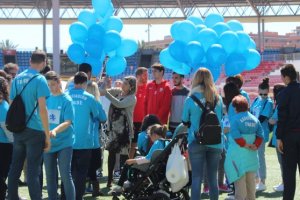 El acto acabó con una suelta de globos azules.