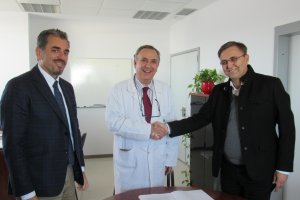 Firma del convenio de colaboración entre el Hospital de Poniente y ARPA.