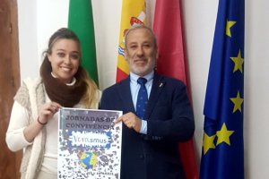 El alcalde, Félix López, y la concejal Isabel Belmonte presentan el cartel de \'Verasmus\'.
