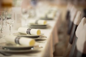 Mesa preparada para comer.