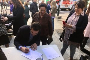 El alcalde, este martes, firmando por la prisión permanente revisable.