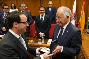 Amat entrega la medalla de diputado a Fernando Giménez, tras jurar el cargo.