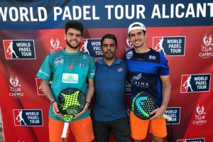 Marcelo Fernández con sus jugadores.