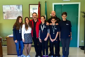 Alfredo Valdivia con los campeones.