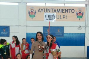 Ángeles Martínez con la capitana de Almería.