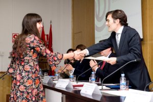 Rosana Vita recibiendo su beca