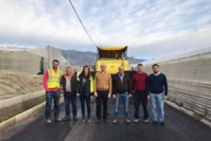 Trabajadores después del pavimentado de una de las carreteras. Fuente: Ayuntamiento de El Ejido