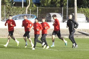 Fernando Soriano haciendo carrera con los jugadores.