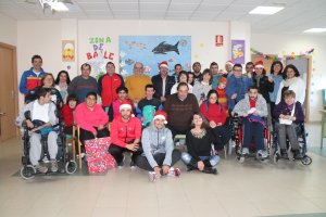 Los triatletas con el alcalde y la diputada.