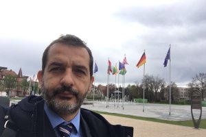 Enrique Sanjuán en el exterior del Tribunal Europeo de Luxemburgo