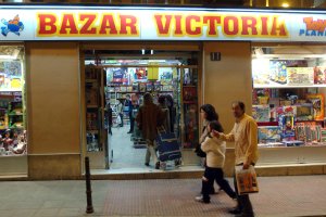 Un comercio de juguetes en el centro de Almería.