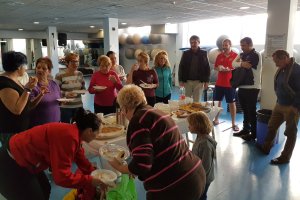 Desayuno navideño en las instalaciones de la piscina municipal.