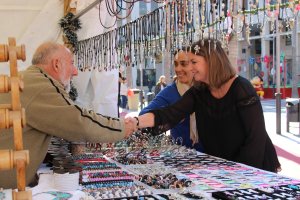 Luisa Barranco recorriendo esta mañana el mercadillo navideño de El Ejido.