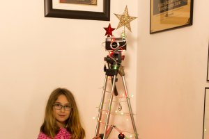 La fotografía más original. Julia, hĳa de Ché, posa feliz junto a la singular decoración de su hogar.