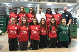 Las jugadoras con sus nuevas camisetas.