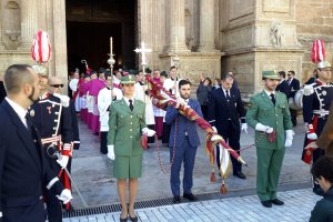 Carlos Sánchez, portador del Pendón a la salida de la Catedral