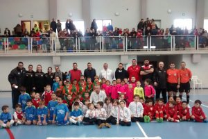 Los equipos en el centro de la pista.