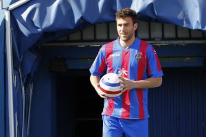 Víctor Casadesús con la camiseta del Levante.