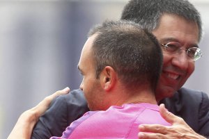 Bartomeu abrazado a Andrés Iniesta.